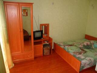 Гостевой дом Теремок Судак Трехместный номер с террасой-3