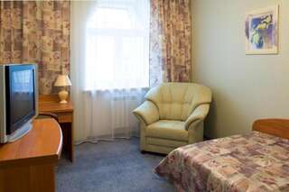 Гостевой дом Теремок Судак Трехместный номер с террасой-1