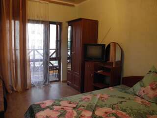 Гостевой дом Теремок Судак Трехместный номер с балконом-1