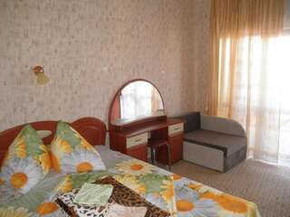 Гостевой дом Теремок Судак Трехместный номер с балконом-3