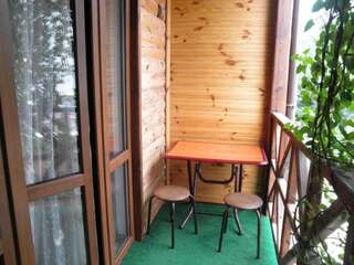 Гостевой дом Теремок Судак Трехместный номер с балконом-5