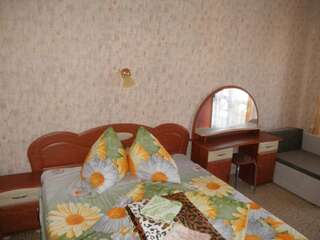 Гостевой дом Теремок Судак Трехместный номер с балконом-2