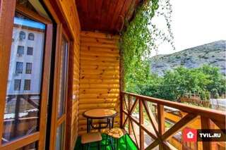 Гостевой дом Теремок Судак Трехместный номер с балконом-4